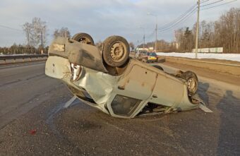 "Логан" перевернулся на трассе под Тверью