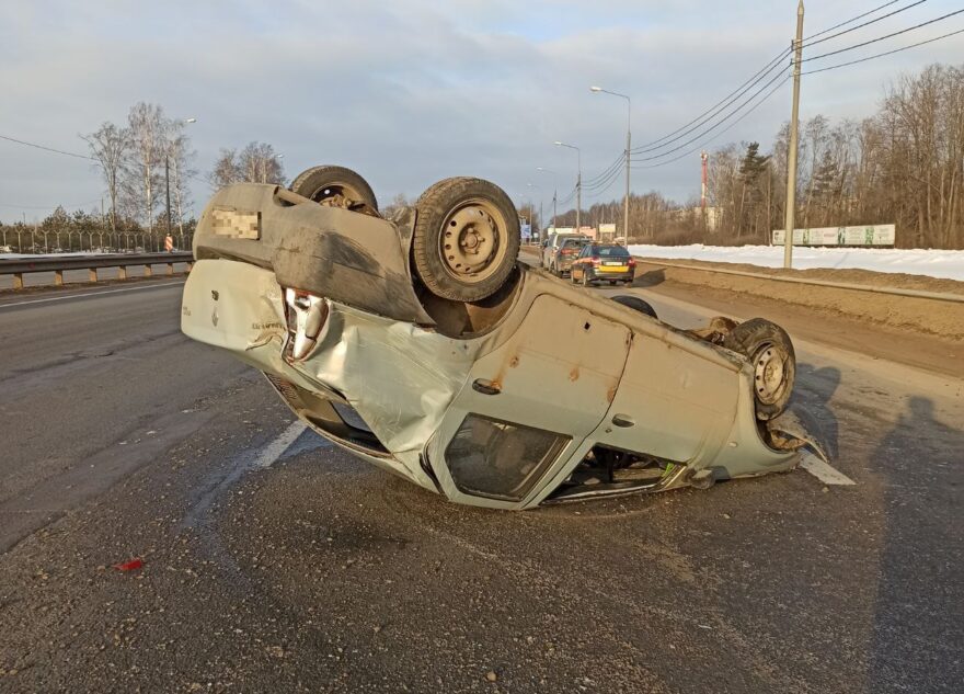 "Логан" перевернулся на трассе под Тверью