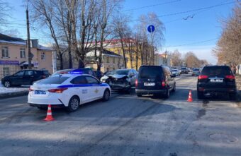 Женщина пострадала в столкновении "Форда" и "Мицубиси" в Твери Женщина пострадала в столкновении "Форда" и "Мицубиси" в Твери