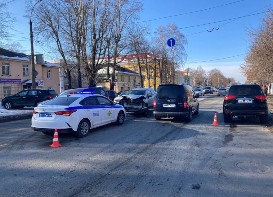 Женщина пострадала в столкновении "Форда" и "Мицубиси" в Твери Женщина пострадала в столкновении "Форда" и "Мицубиси" в Твери