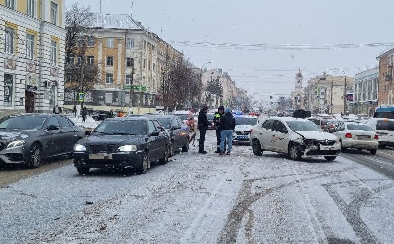 Девушка пострадала в тройном ДТП в центре Твери
