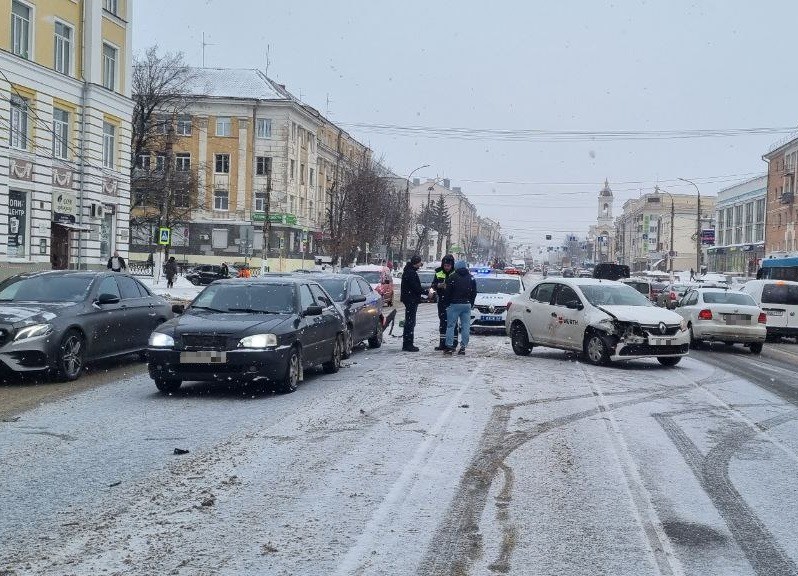 Девушка пострадала в тройном ДТП в центре Твери