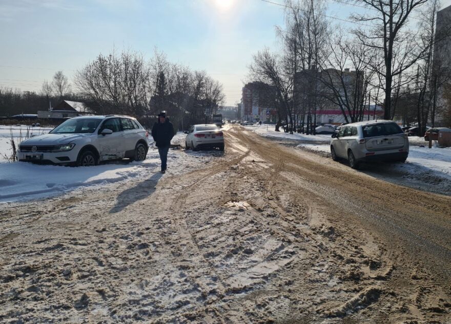 Не уступивший дорогу водитель спровоцировал тройное ДТП с пострадавшей в Твери Не уступивший дорогу водитель спровоцировал тройное ДТП с пострадавшей в Твери