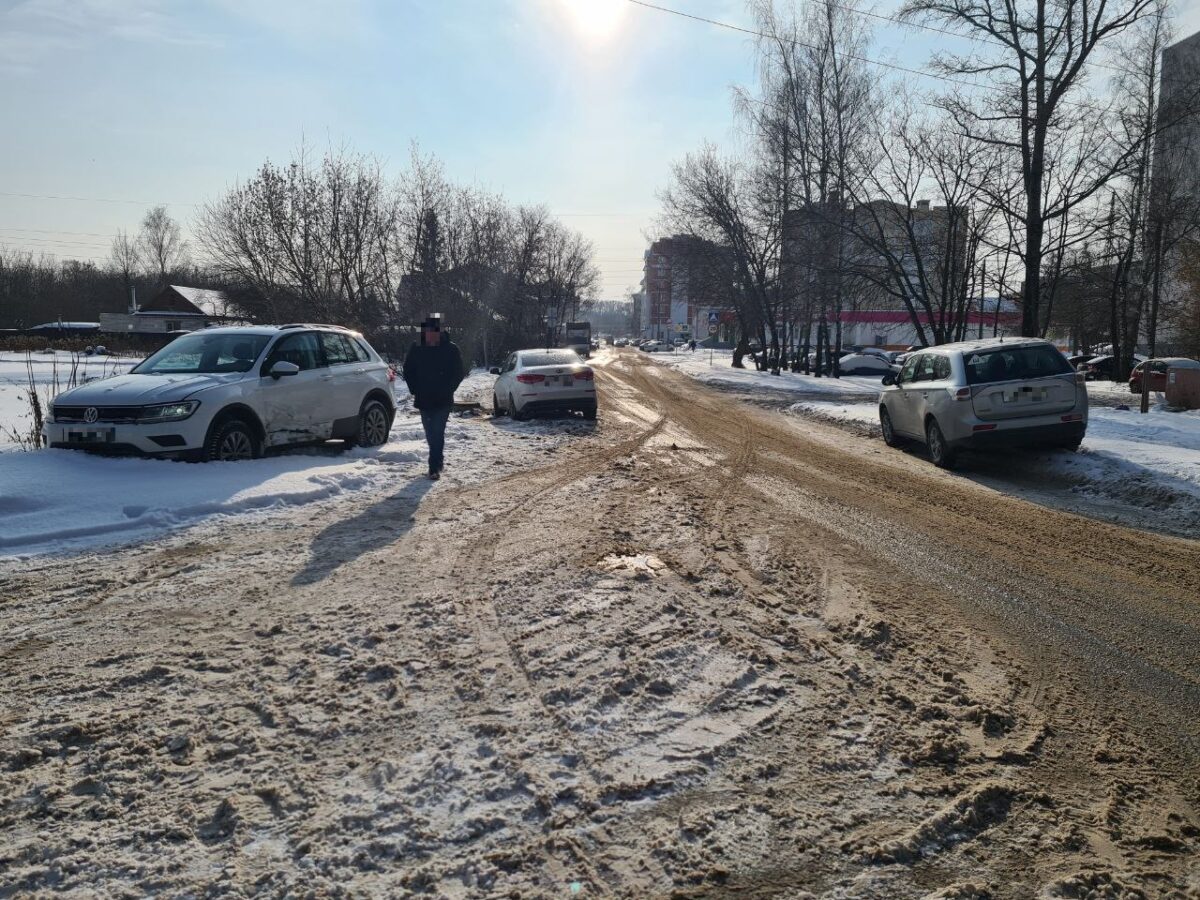Не уступивший дорогу водитель спровоцировал тройное ДТП с пострадавшей в Твери