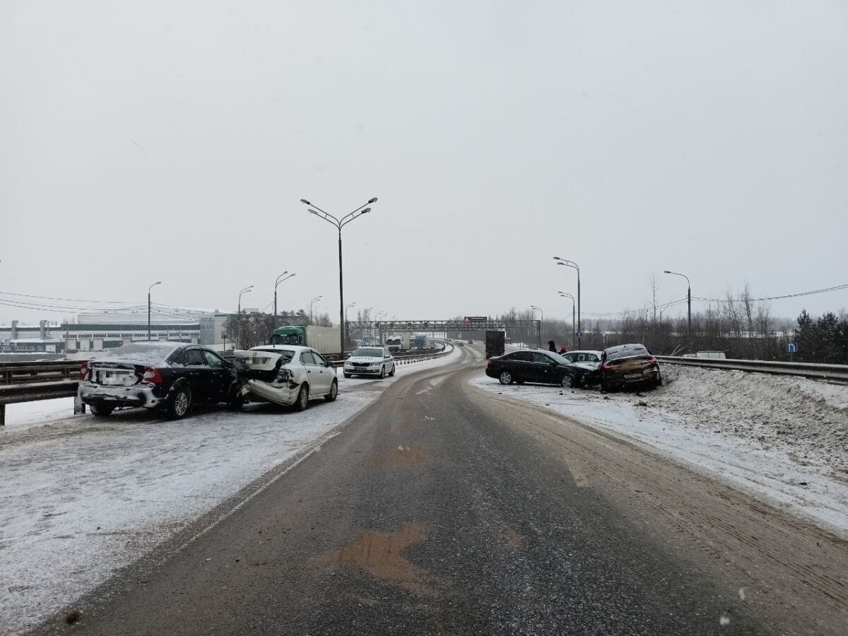 Женщину доставили в больницу после столкновения двух иномарок в Твери