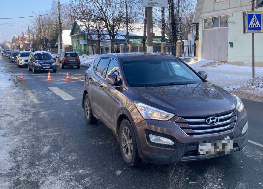 Иномарка сбила пожилую женщину на зебре в Твери