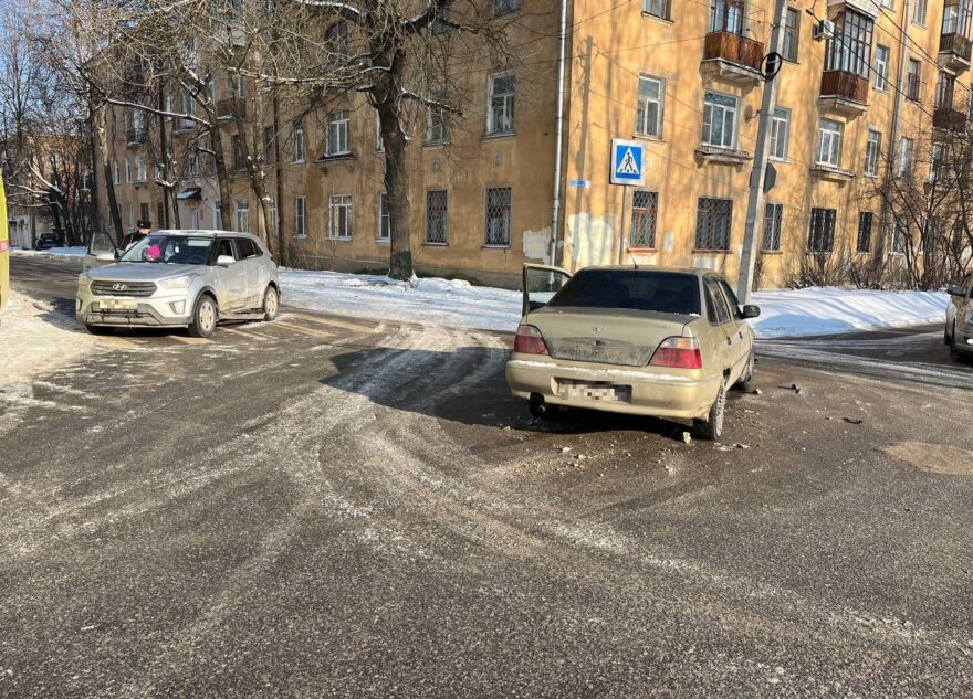 Женщина пострадала в столкновении "Хёндая" и "Дэу" в Твери Женщина пострадала в столкновении "Хёндая" и "Дэу" в Твери
