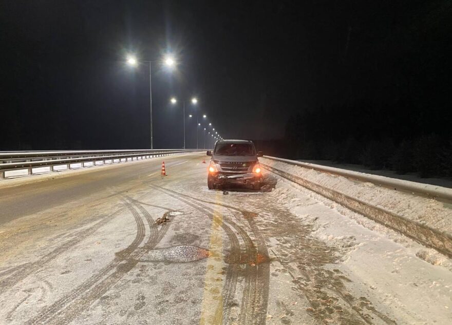 Hyundai врезался в отбойник на трассе М-11 в Тверской области Hyundai врезался в отбойник на трассе М-11 в Тверской области