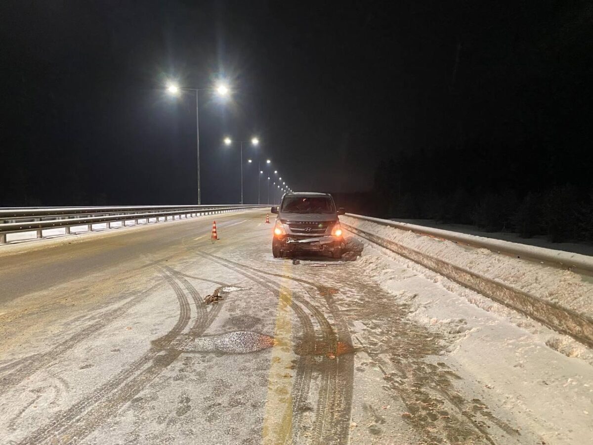 Hyundai врезался в отбойник на трассе М-11 в Тверской области