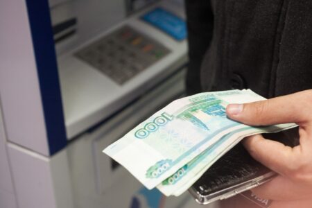 Жителя Тверской области осудили за покупку табака и алкоголя на деньги родственницы