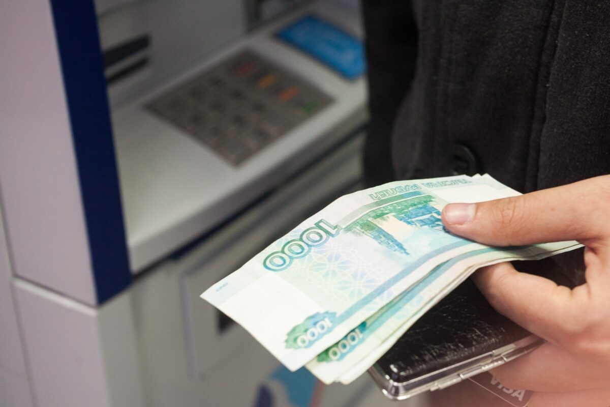 Жителя Тверской области осудили за покупку табака и алкоголя на деньги родственницы