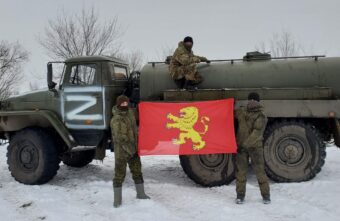 Бойцам СВО развозят воду под ржевским флагом Бойцам СВО развозят воду под ржевским флагом