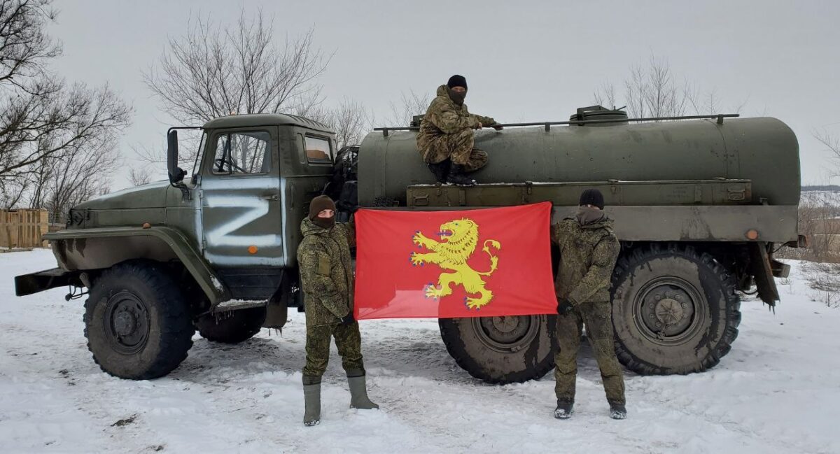 Бойцам СВО развозят воду под ржевским флагом Бойцам СВО развозят воду под ржевским флагом