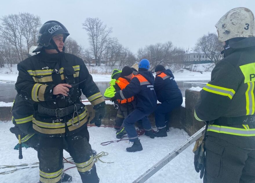 В Твери спасли рыбаков на оторвавшейся льдине
