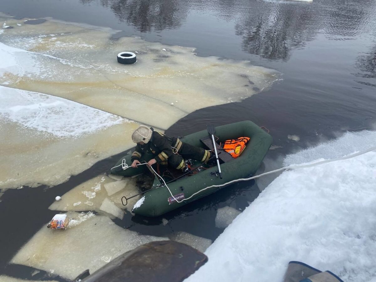 В Твери спасли рыбаков на оторвавшейся льдине