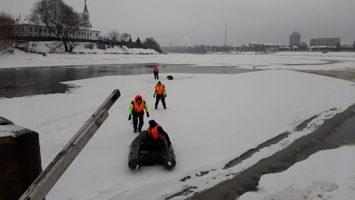 В Твери спасли рыбаков на оторвавшейся льдине