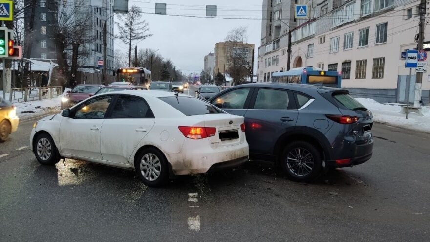 При ДТП в Твери пострадала молодая женщина