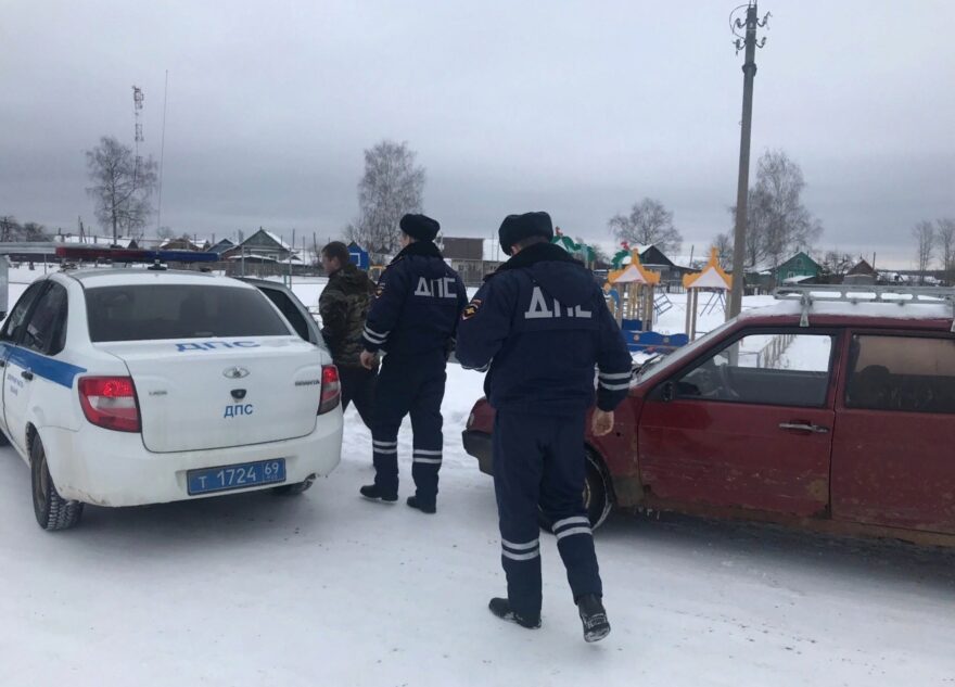 Пьяного водителя с ребёнком догнали и задержали в Тверской области Пьяного водителя с ребёнком догнали и задержали в Тверской области