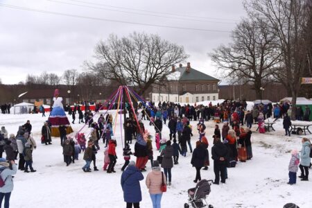 В Тверской области зиму провожают играми, стрельбой и блинами В Тверской области зиму провожают играми, стрельбой и блинами