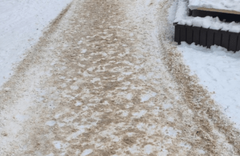 В городе Тверской области «опоздали» с обработкой тротуаров