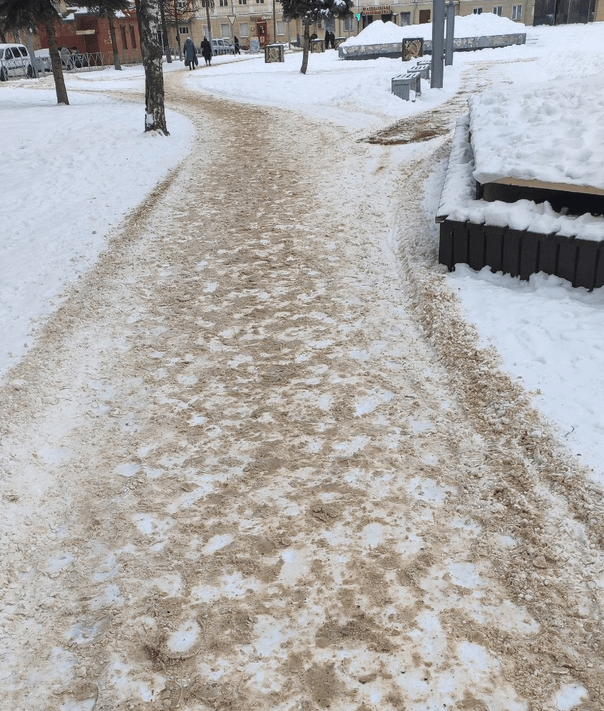 В городе Тверской области «опоздали» с обработкой тротуаров