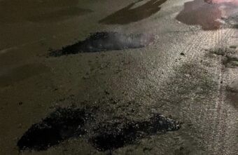 В Твери устраняют повреждения на дорогах