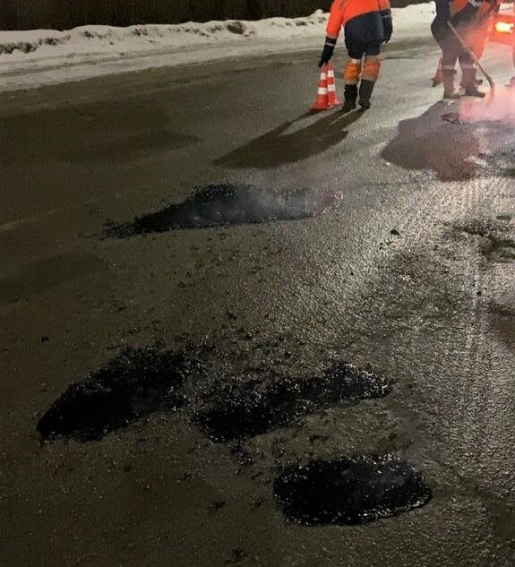 В Твери устраняют повреждения на дорогах