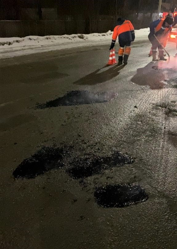 В Твери устраняют повреждения на дорогах