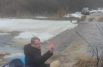 Из-за недостроенного моста жители Тверской области переходят реку босиком