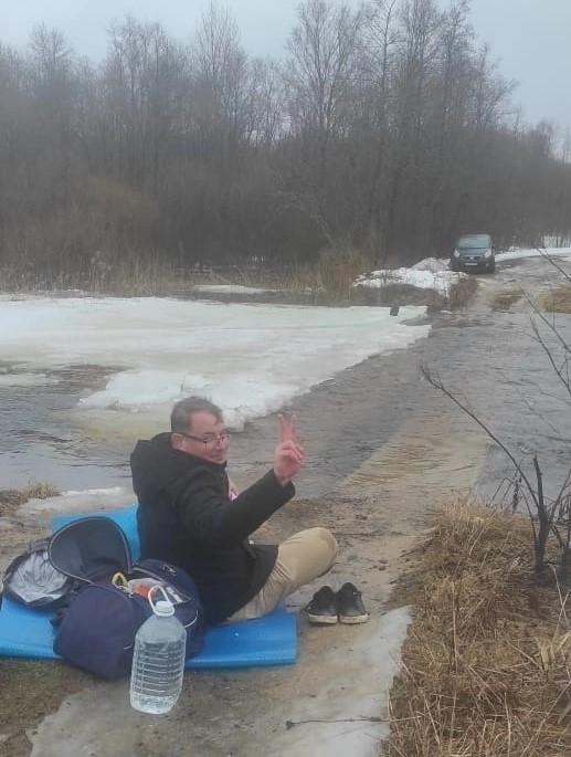 Из-за недостроенного моста жители Тверской области переходят реку босиком