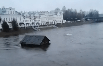 Мимо древнего города в Тверской области проплыла русская баня