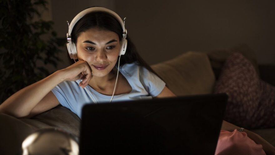 Эксперт: вечерний просмотр сериалов полезен для сна