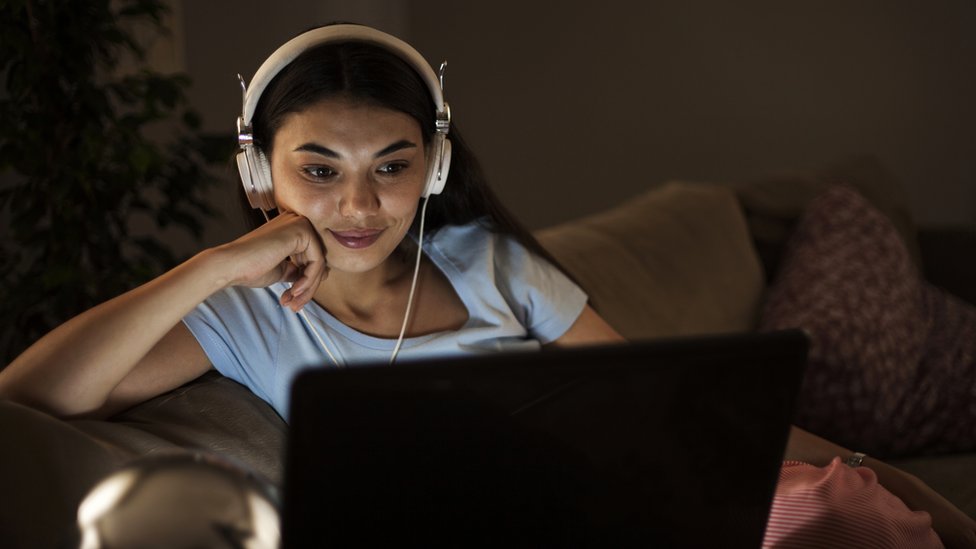 Эксперт: вечерний просмотр сериалов полезен для сна