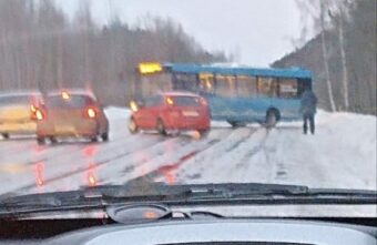 Пассажирский автобус развернуло на скользкой дороге под Тверью Пассажирский автобус развернуло на скользкой дороге под Тверью