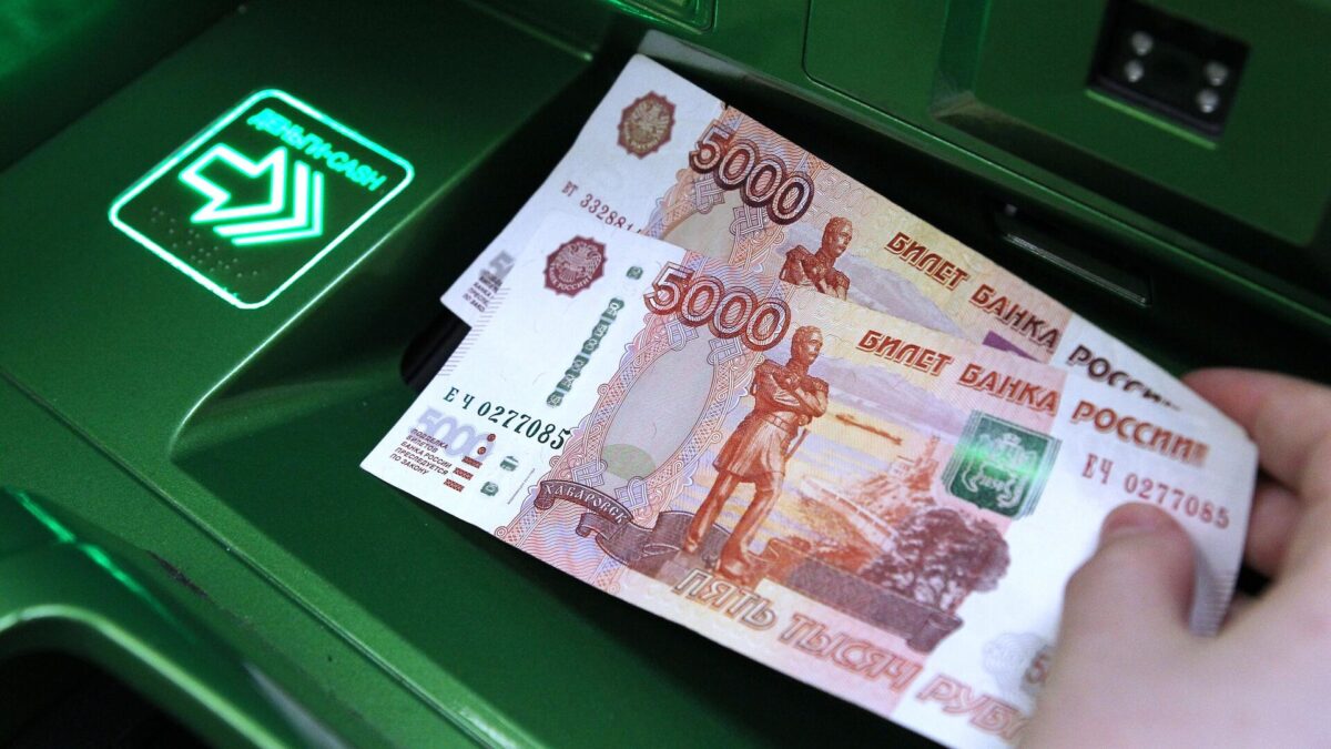 Житель Тверской области купил знакомому продукты, а остальные деньги украл