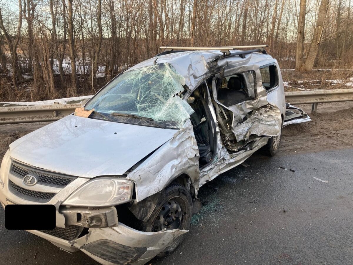 Три человека пострадали в аварии с участием "Ларгуса" и большегруза в Твери