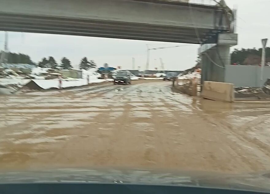 На объезде строящейся трассы под Тверью вязнут машины