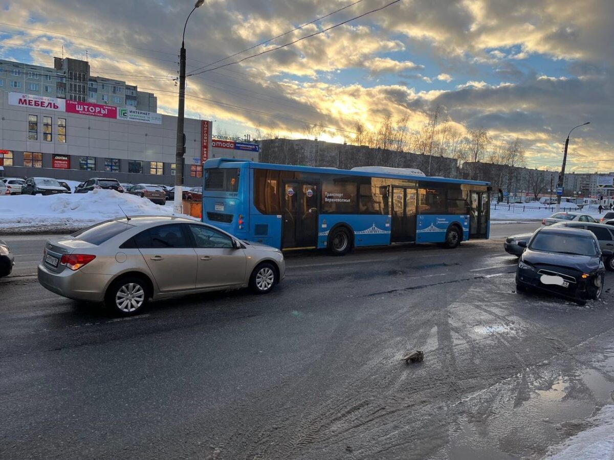 В Твери девушка-водитель устроила ДТП с четырьмя машинами