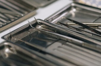 В Тверской области дедушку развели на деньги, пообещав компенсацию за медицинские приборы