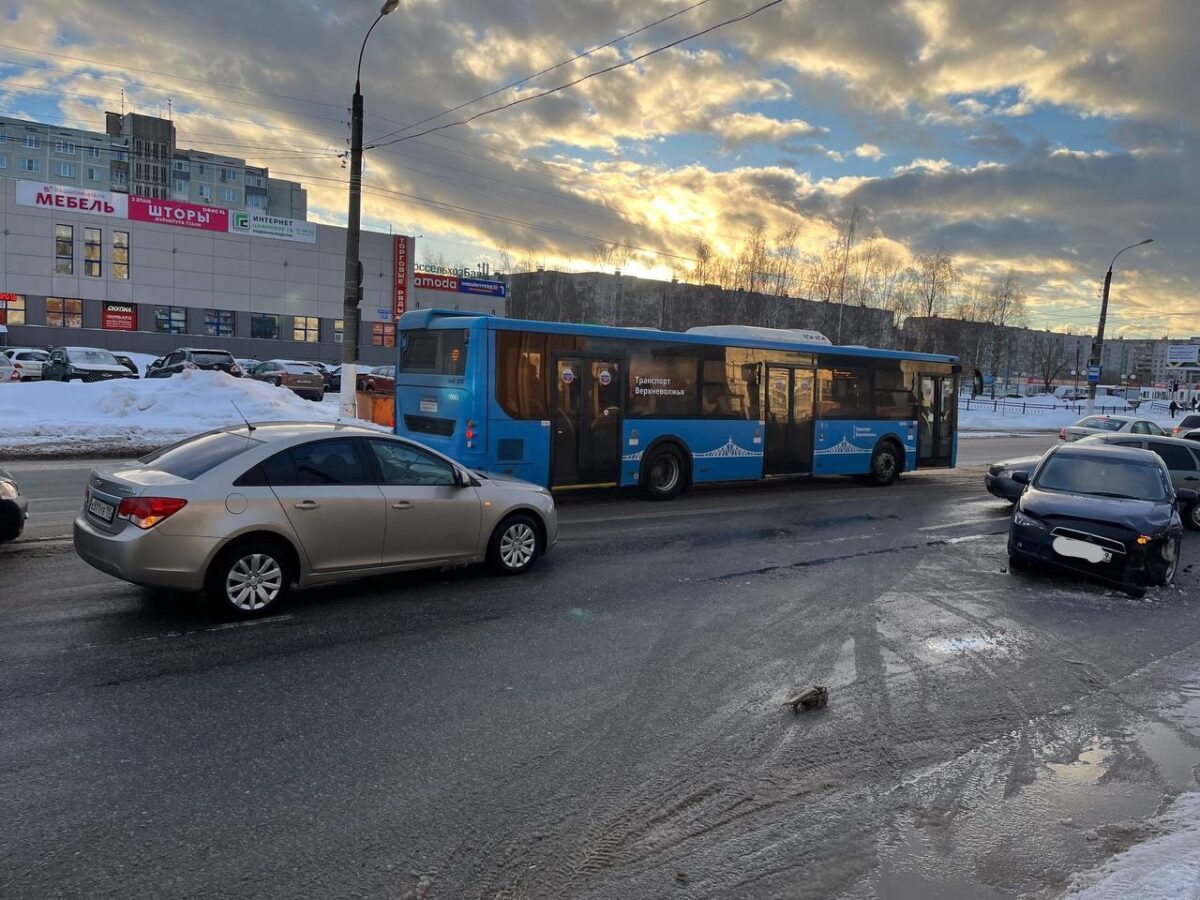 В Твери девушка-водитель устроила ДТП с четырьмя машинами