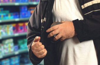 В Твери задержали воришку при попытке кражи морского деликатеса В Твери задержали воришку при попытке кражи морского деликатеса