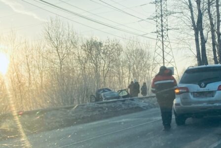 LADA "вылетела" за ограждение на Московском шоссе в Твери LADA "вылетела" за ограждение на Московском шоссе в Твери