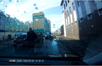 В Твери водитель пытался решить дорожный спор с помощью биты В Твери водитель пытался решить дорожный спор с помощью биты