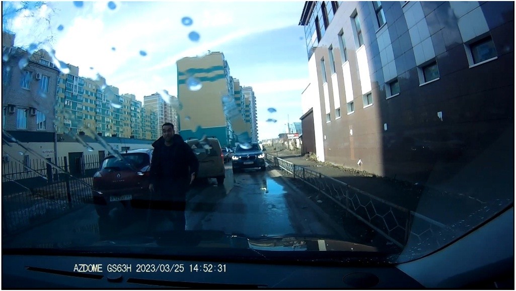 В Твери водитель пытался решить дорожный спор с помощью биты