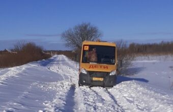 Под Тверью застряли школьный автобус, машины и трактор