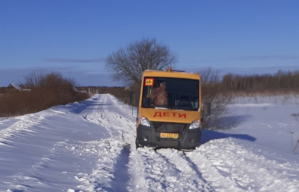 Под Тверью застряли школьный автобус, машины и трактор