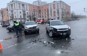 На перекрестке в Твери не смогли разъехаться два автомобиля