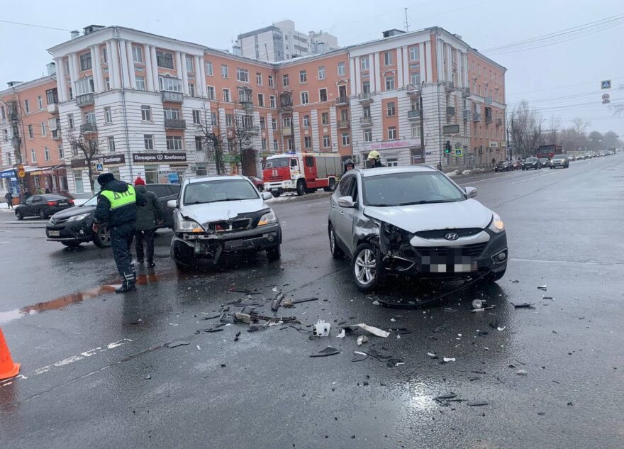 На перекрестке в Твери не смогли разъехаться два автомобиля На перекрестке в Твери не смогли разъехаться два автомобиля