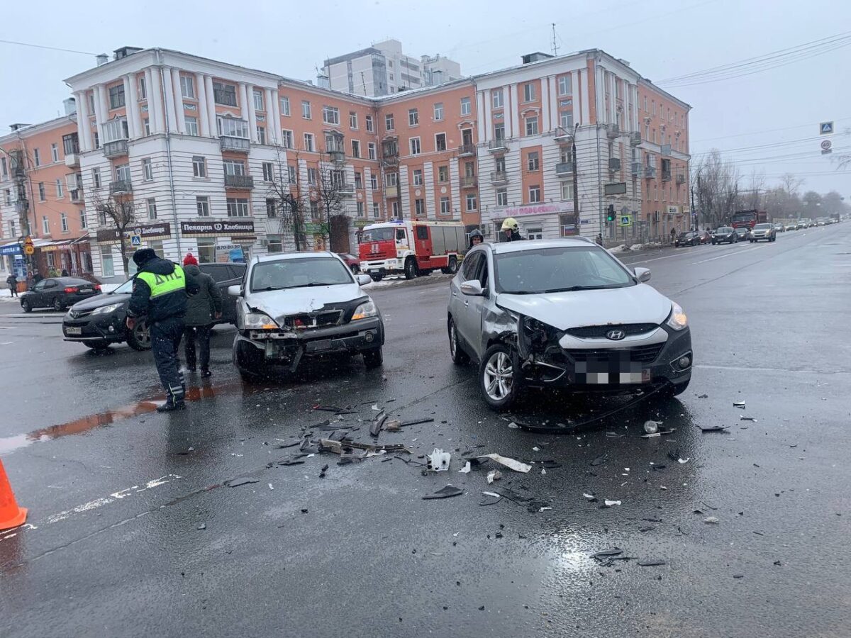 На перекрестке в Твери не смогли разъехаться два автомобиля