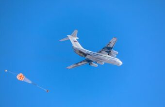 Тверские летчики провели тренировку по десантированию грузов на дрейфующую льдину